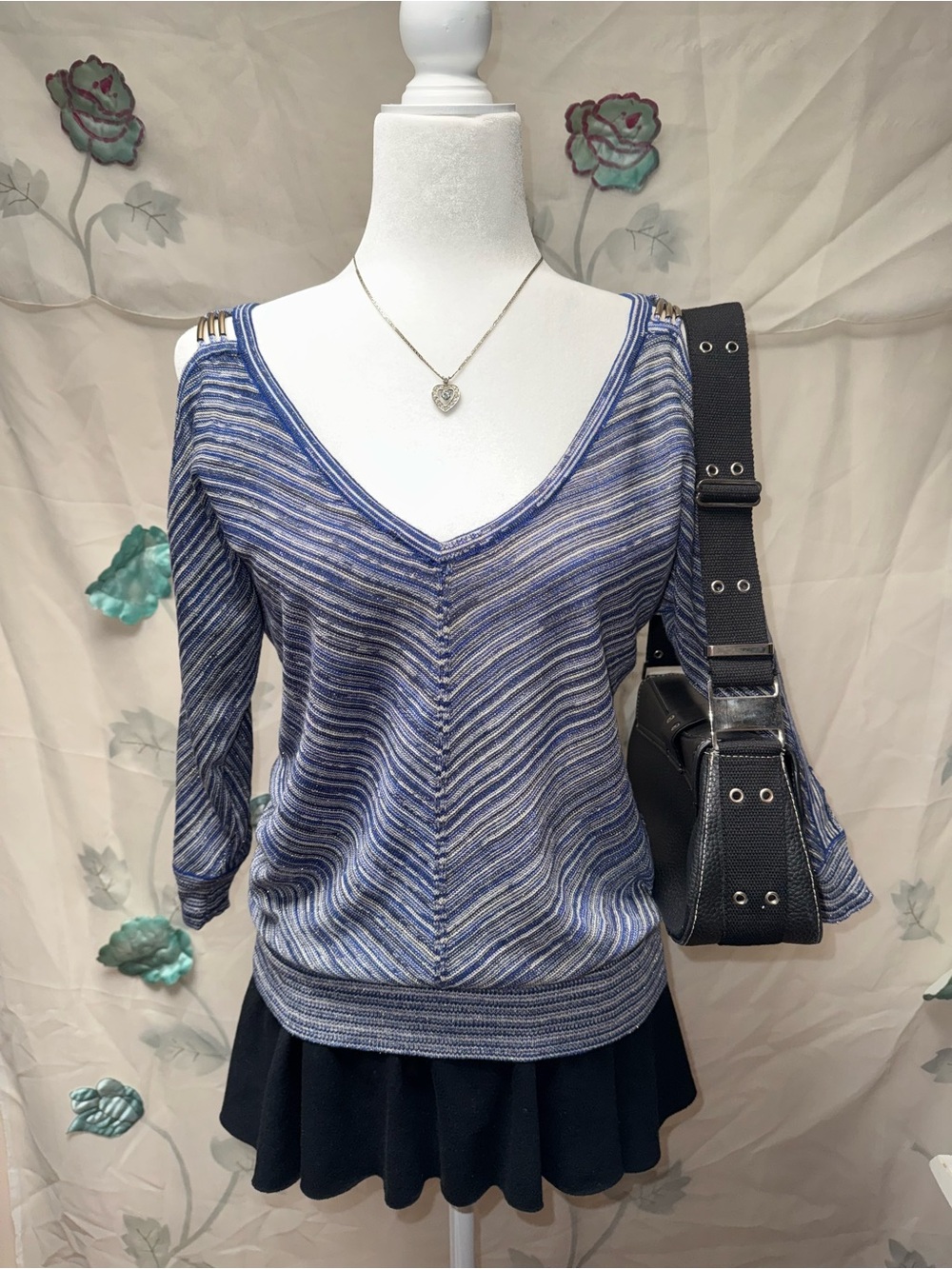 V-Neck Striped Knit blouse - Blue
